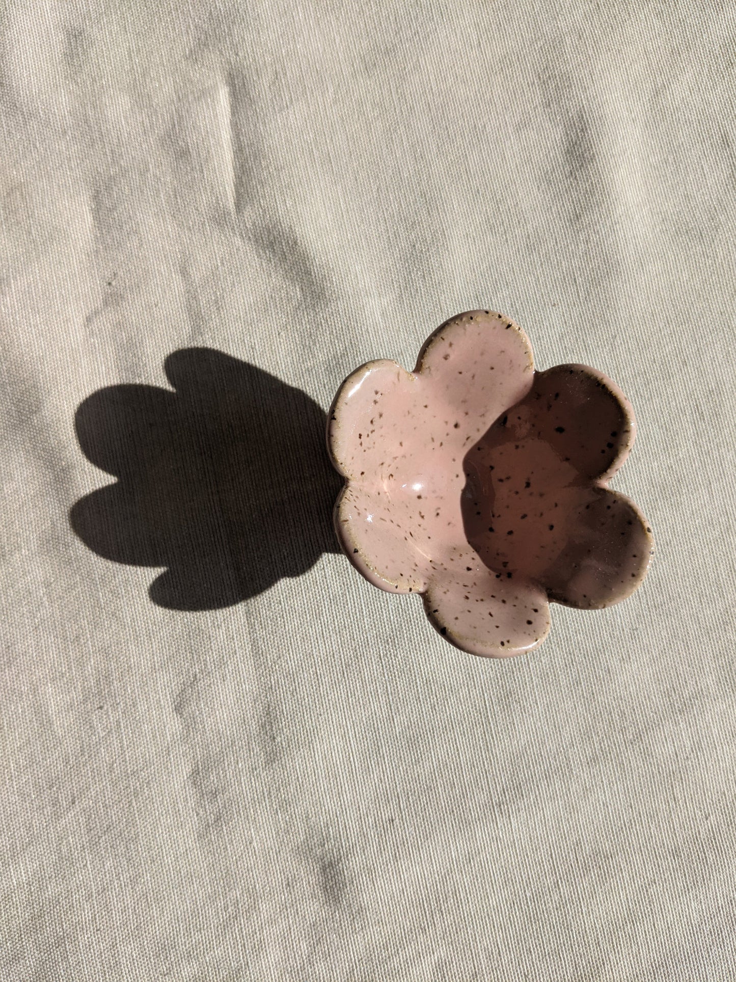 Daisy Dish - Speckled Pink